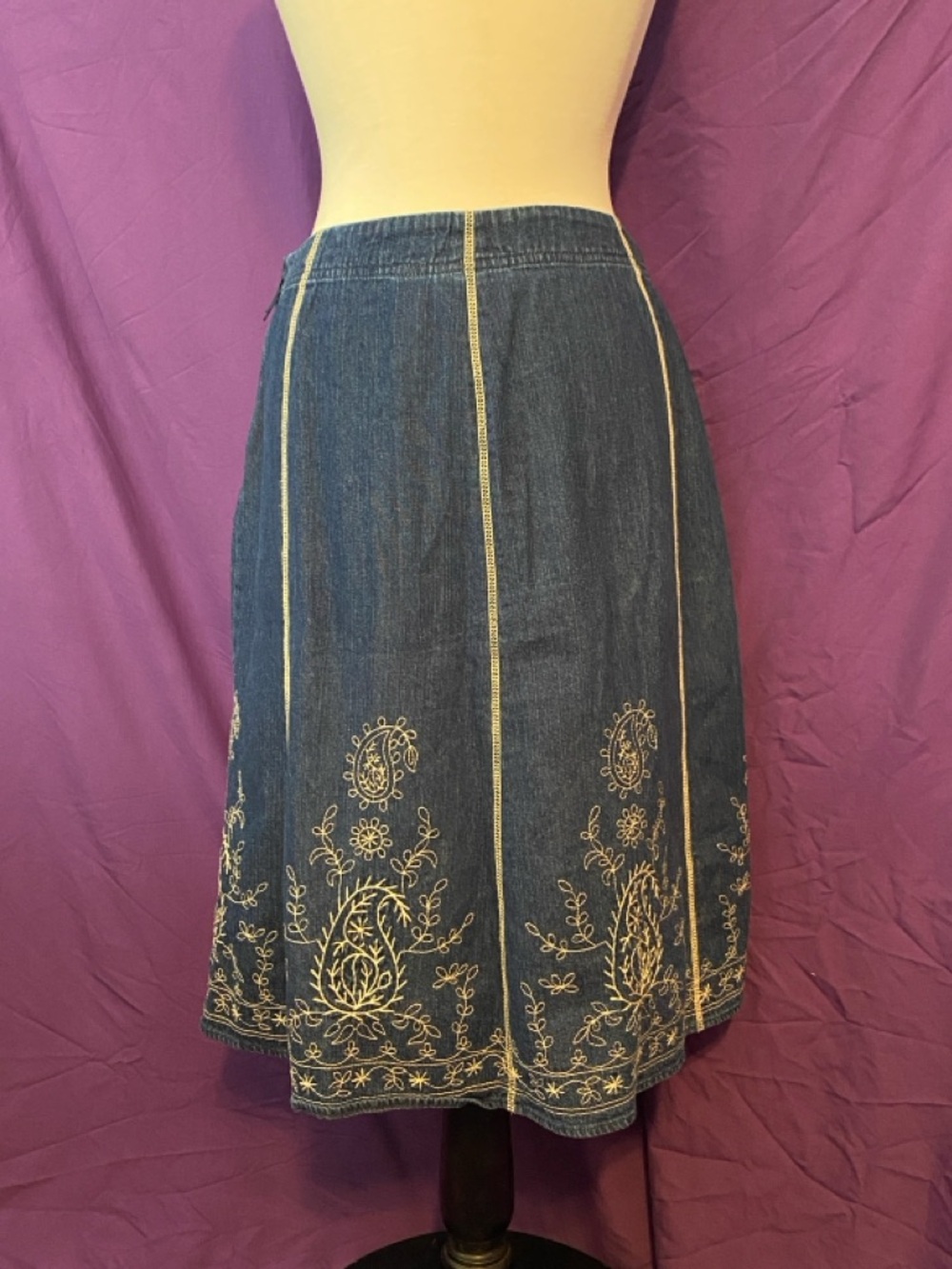 Vintage Y2K Liz Claiborne Blue Denim A-Line Skirt with Cream Embroidery. Size 6. - Picture 3 of 5